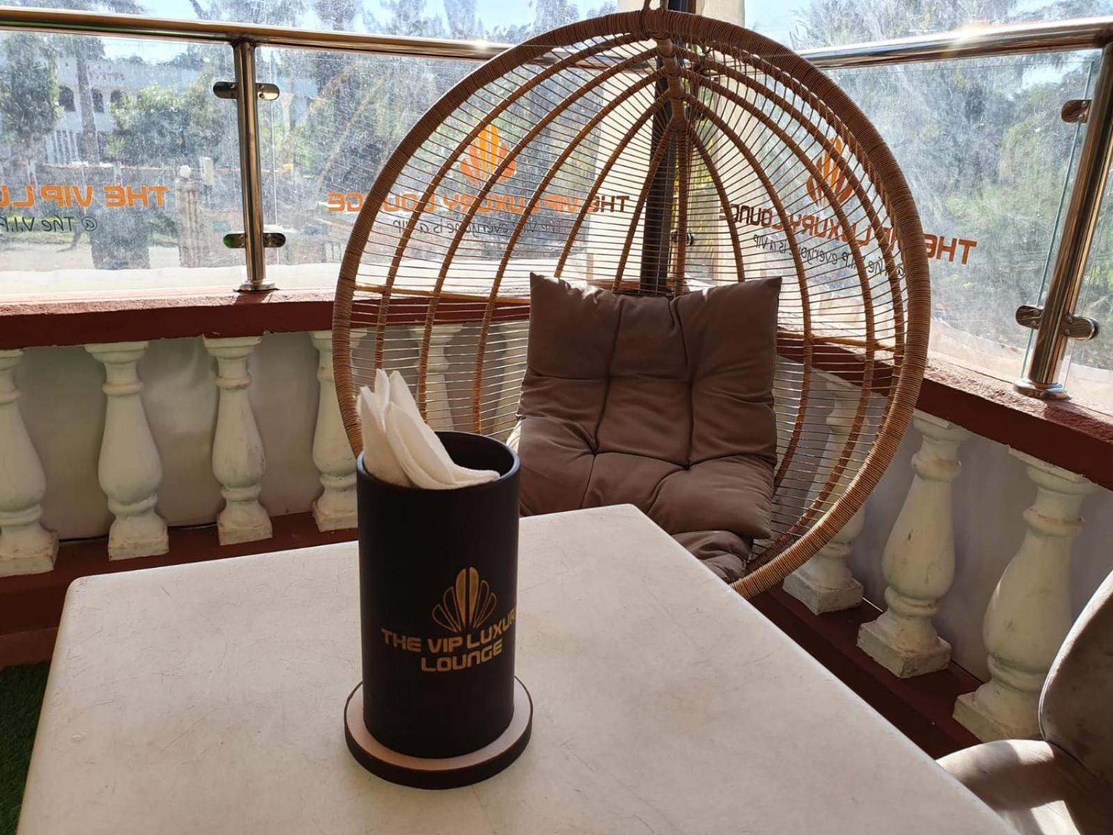 The Vip Luxury Lounge Hotel 基苏木 外观 照片